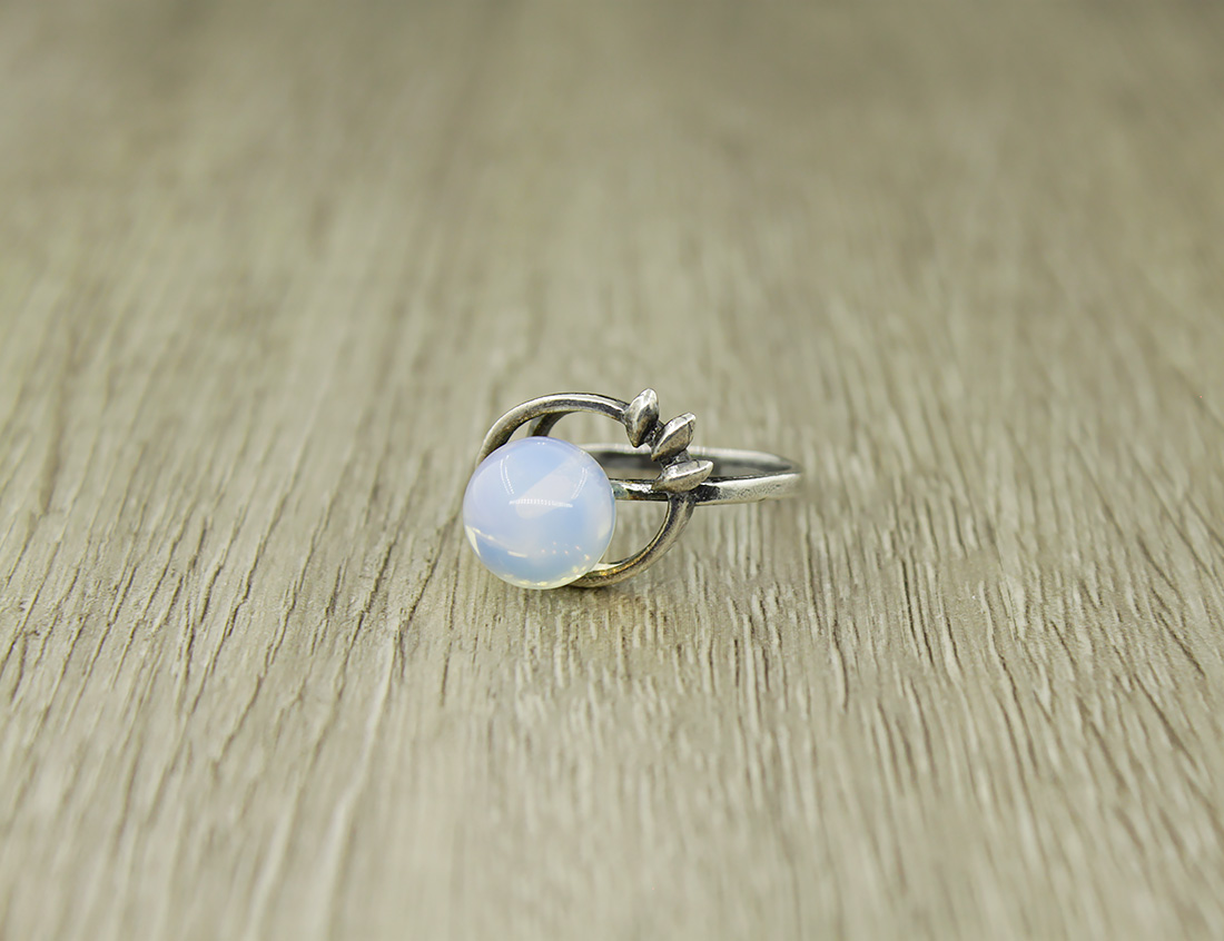 Перстень с полумесяцем. Кольцо луна. Серебряное кольцо с луной. Кольцо серебро солнце и луна. Кольцо солнце и луна значение.