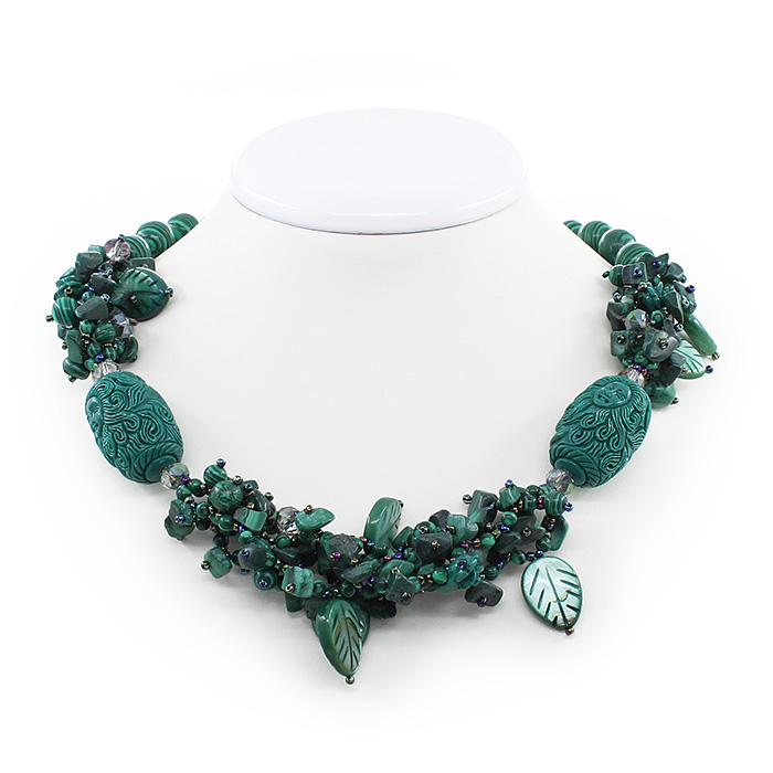 колье с малахитом и бисером. ювелирные украшения из малахита. зеленые бусы малахит. колье из малахита. малахит камень бусы.