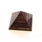 Пирамида из малинового кварцита неполированная 4 см