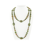 Унакит (ЮАР), разноразмерные круглые с плоскими овалами 18х25мм, бусы "Стихия", длина бус 138см